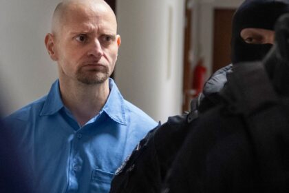 eskorta priviedla vraha marceka v vychudnutom stave pred senatom padli iba dve vety