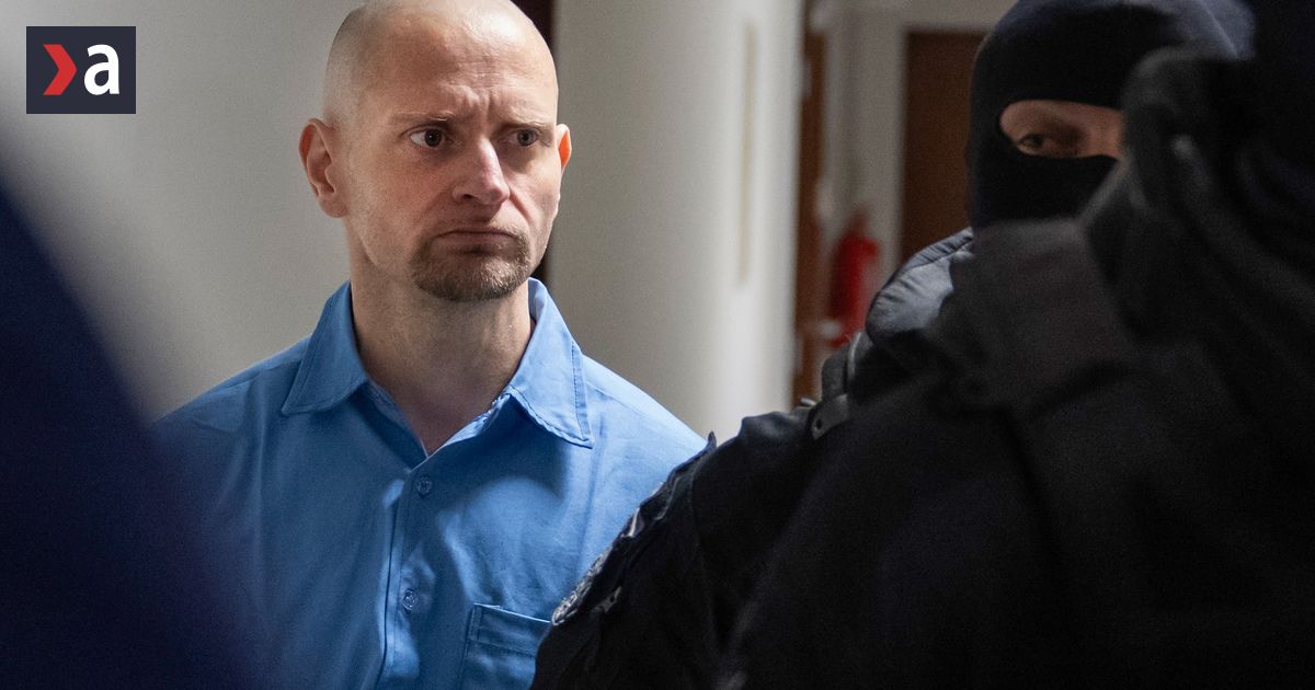 eskorta priviedla vraha marceka v vychudnutom stave pred senatom padli iba dve vety