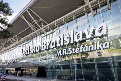 letecky boj sa vyostruje ryanair chce pokutovat drahe letiska uviedol ze slovensko z toho moze tazit