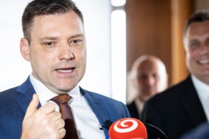 Chaos vo Ficovom zlepenci dosiahol vrchol Kto vsak v kalendari hlada predcasne volby ma smolu komentar Lubomira Jaska