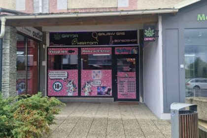 Drogy v obale od cukroviniek Podozrivy automat predava chemicke latky v centre Popradu