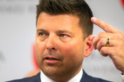 Obet alebo pachatel exposlanec sme rodina je stale obvineny