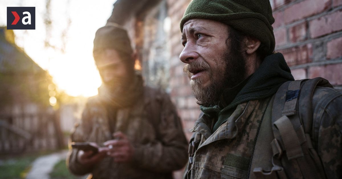 Pili dazdovu vodu odpadavali od hladu Ukrajinou otriasli fotografie vychudnutych vojakov ktori sa ocitli bez riadnych zasob