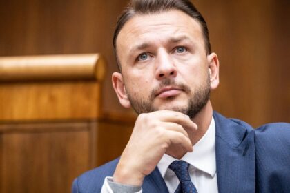 Pravna sikana za nase dane stat si podla sefa nku plat drahych pravnikov aj na umlcanie a zastrasovanie kritikov