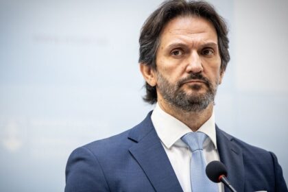 Prejde to Robertovi Kalinekovi
