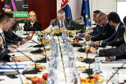 Premier Fico si v case uspornych opatreni zaplatil reklamu na svoju vladu Objavi sa v niekolkych mediach
