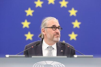 Progresivci odmietli podporit odobranie eurofondov Slovensku Nechceme to ale chapeme Europsku uniu tvrdi europoslanec Martin Hojsik