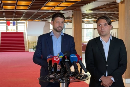 Progresivna archa je v pristave a momentalne sa stavia zartoval Michal Simecka Za zatvorenymi dverami rokoval s Laszlom Gubikom