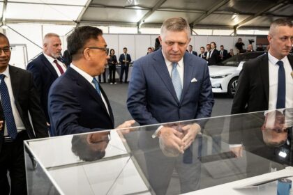Slubovali nadstandardne platy realita v inzeratoch vyvolava otazky kolko naozaj ponuka bateriova tovarena v Suranoch