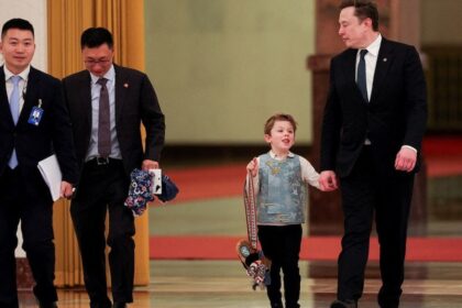 Tuto tasku chce mat kazdy Elon Musk so synom spustili novy internetovy fenomen