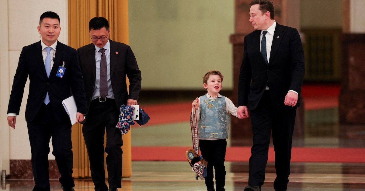 Tuto tasku chce mat kazdy Elon Musk so synom spustili novy internetovy fenomen
