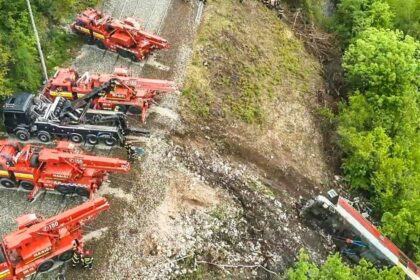 Zasah v narocnom terene Tazka technika odstranuje rusen po minulorocnej zrazke rychlikov fotoreportaz