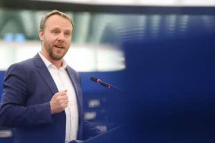 Zobranie hlasovacich prav Slovensku zatial nehrozi EU ma na stole ovea ucinnejiu zbran tvrdi nemecky europoslanec