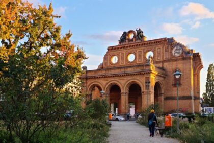 Chcete sa kupat v lodnom kontajneri skryvat sa v protiatomovom kryte alebo pustat sarkana na letisku navstivte europsku metropolu plnu prekvapeni