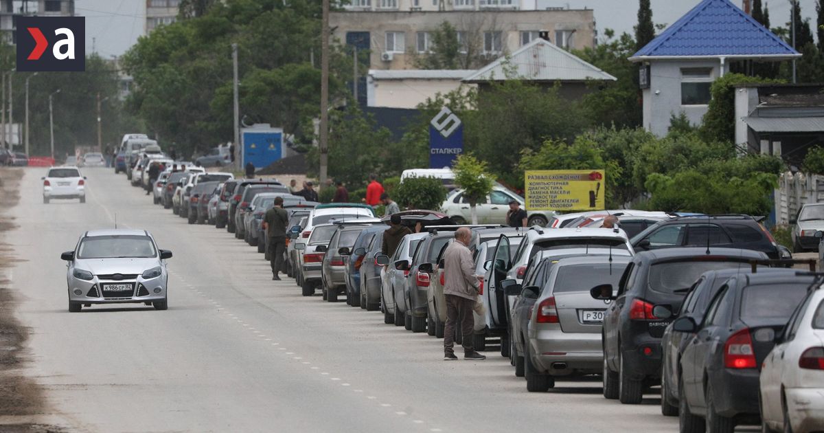 Dlhe rady pri cerpacich staniciach obmedzenia na nakup oleja a cestovin Po Kryme obmedzili nakup benzinu v viacerich ruskych regionoch