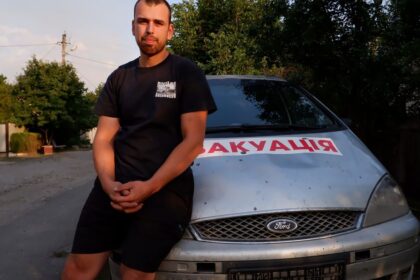 Evakuuje ludi z ostrelovanych miest pre ruske drony sme ciel hovori Ukrajinec ktory zachranuje zivoty