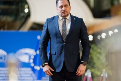 Ficovi ludia zneuzivaju eurofondy podla ceskeho poslanca nam ich uz na jesen mozu zastavit tyzden vo svetovych mediiach