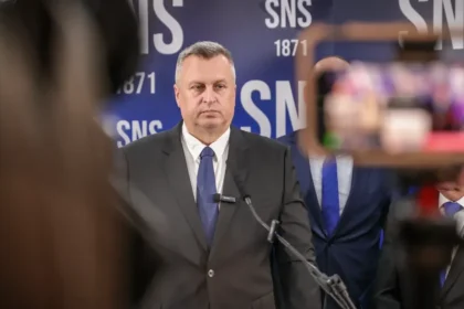 Kto je novym poslancom koalicie SNS predstavila nahradnika za Radacovskeho