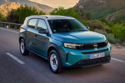 Opel vyrazne znizil cenu maleho elektrickeho suv Cena zacina na 22 tisic eurah ma to vsak jednu podmienku