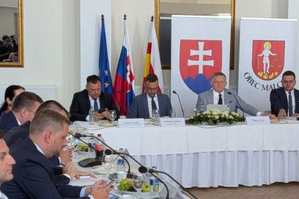 Vyjazdove rokovanie vlady Demonstrujucich zakryli dodavkou Robert Fico im maval na pozdrav