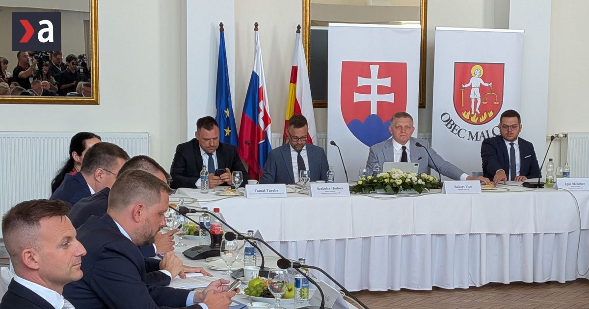 Vyjazdove rokovanie vlady Demonstrujucich zakryli dodavkou Robert Fico im maval na pozdrav