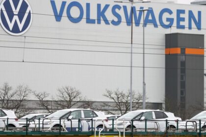 pad nemeckeho automobiloveho priemyslu sa nekonci volkswagen planuje prepustit az 100 000 ludi a uzavriet styri fabriky