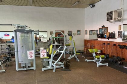 spor medzi boxerom a dzudistom sa vyostruje asistovala aj mestska policia videozaznam a zapis sa vsak lisia