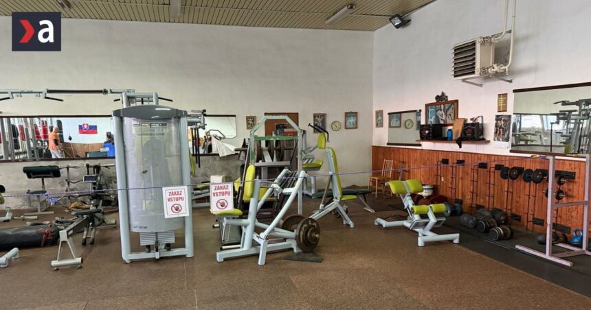 spor medzi boxerom a dzudistom sa vyostruje asistovala aj mestska policia videozaznam a zapis sa vsak lisia
