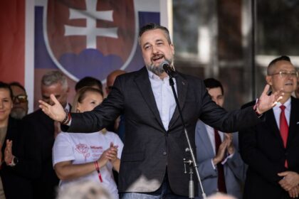 Aj komunistom by sa na Slovensku zilo dobre keby verili v demokraciu komentar Martina Behula