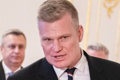 Ceska politika hybu skandaly Jeden sa bural do sanitky druheho pre nasilie vykazali z domu zahranicny vyber