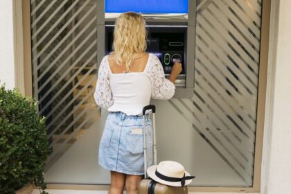 Dovolenkari mozu pri bankomate zbytocne prerobit bank y radia cemu sa vyhnut