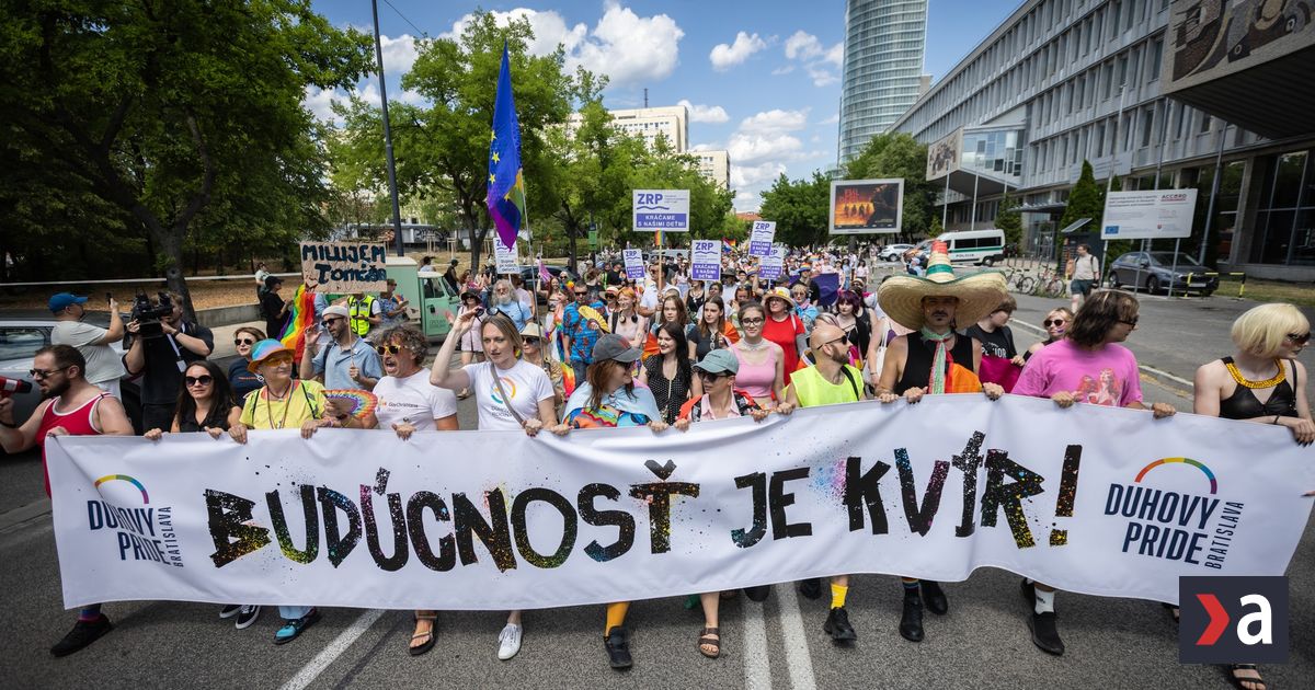 Dve namestia dve Slovenska PRIDE a Aliancia za rodinu opat pochodovali Bratislavou