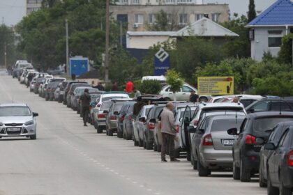 Hadky a bitky na cerpacich staniciach Rusi od politikov pocuju ze veci uz nebudu take ako predtym