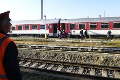 Horucavy paralyzuju slovenske zeleznice Na stanici budete cakat na vlak aj niekolko hodin video