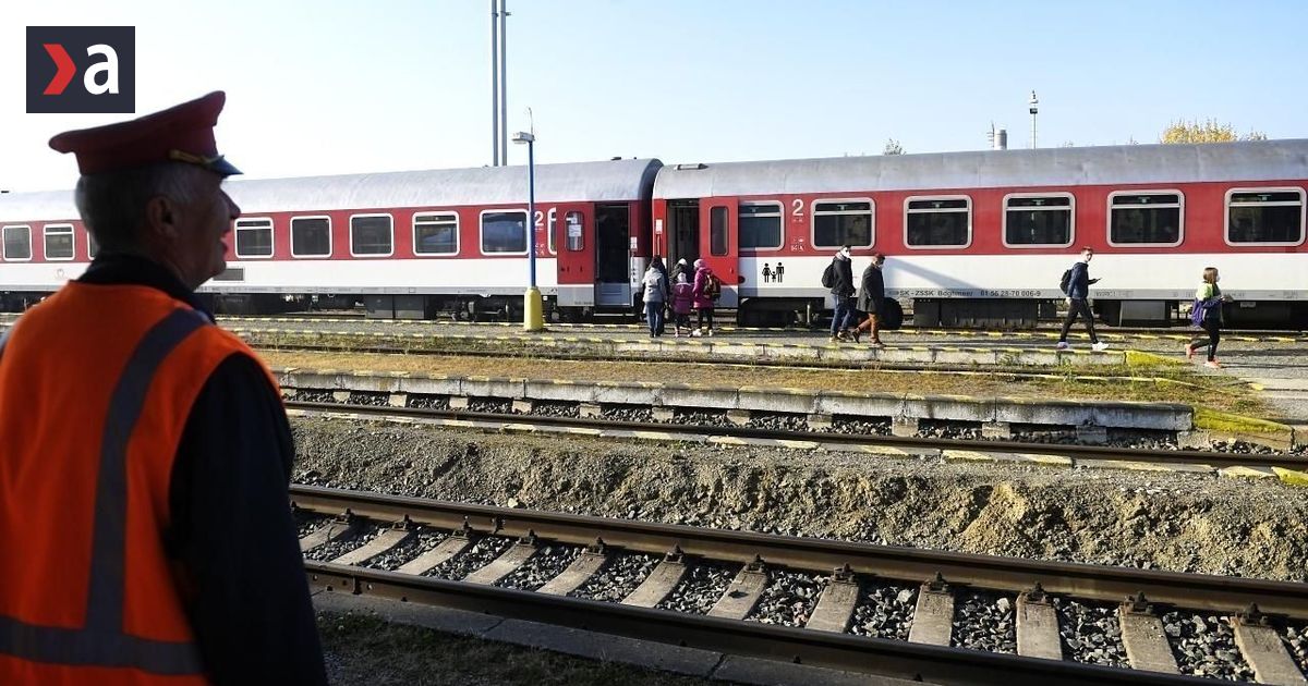 Horucavy paralyzuju slovenske zeleznice Na stanici budete cakat na vlak aj niekolko hodin video