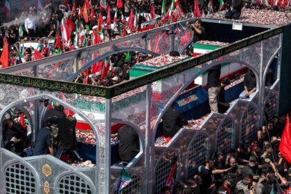 Iran pohrebom Chameneho provokoval USA Z davu zneli vyzvy na zabitie Trumpa