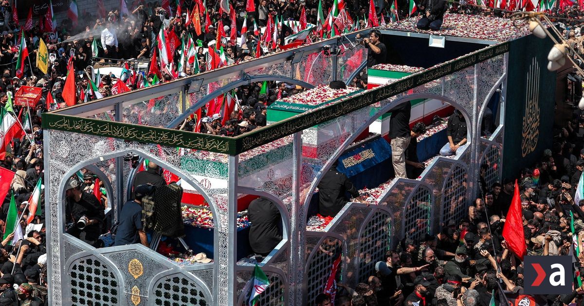 Iran pohrebom Chameneho provokoval USA Z davu zneli vyzvy na zabitie Trumpa