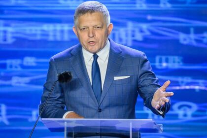 Robert Fico nie je Konstantin Filozof Obracia sa do minulosti pretoze sa boji pritomnosti komentar Martina Behula