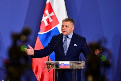 Robert Fico sa dostal do pasce vlastnej politiky a drzi v nej cele Slovensko komentar Martina Behula