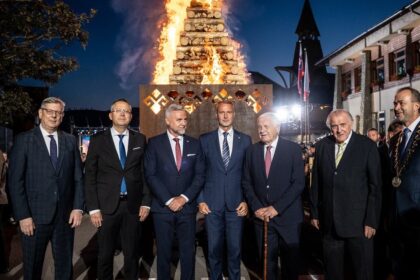 Robert Fico svoj slub nesplnil Na podiu v Starej Bystrici sa stretli Vladimir Meciar a Vaclav Klaus reportaz