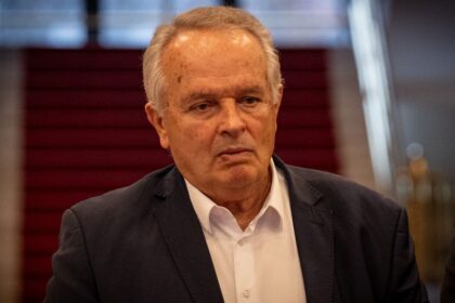 Syn velvyslanca Radacovskeho odchadza do Smeru Jeho otec tvrdi ze ma skvely politicky instinkt a predpoveda strane vitazstvo