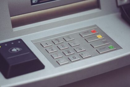 Velke zmeny pre klientov dvoch banok Uz zajtra budu mat pristup k stovkam bankomatov