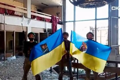 Vojaci ktori sa v obliehanom meste nakrucali s fotkami Zelenskeho a Syrskeho skoncili v ruskych zajati