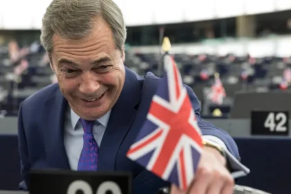 Bizarny volebny suboj Britsky populista Nigel Farage bojuje vo volbach proti smetiaku