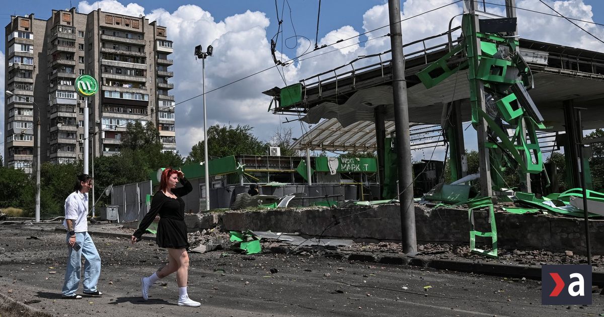 Horia im rafinerie a stoja v radoch na benzin Rusi sa pustili do nicenia ukrajinskych cerpacich stanic