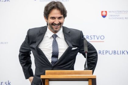 Minister Kalinak sa posmieva ludom komentars Petra Bardyho