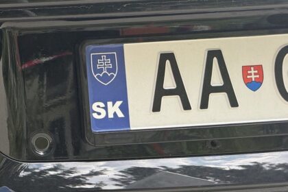 Novy trend Vodici prelepili symbol EU na znackach Policia varuje pred vysokymi sankciami pre majitela
