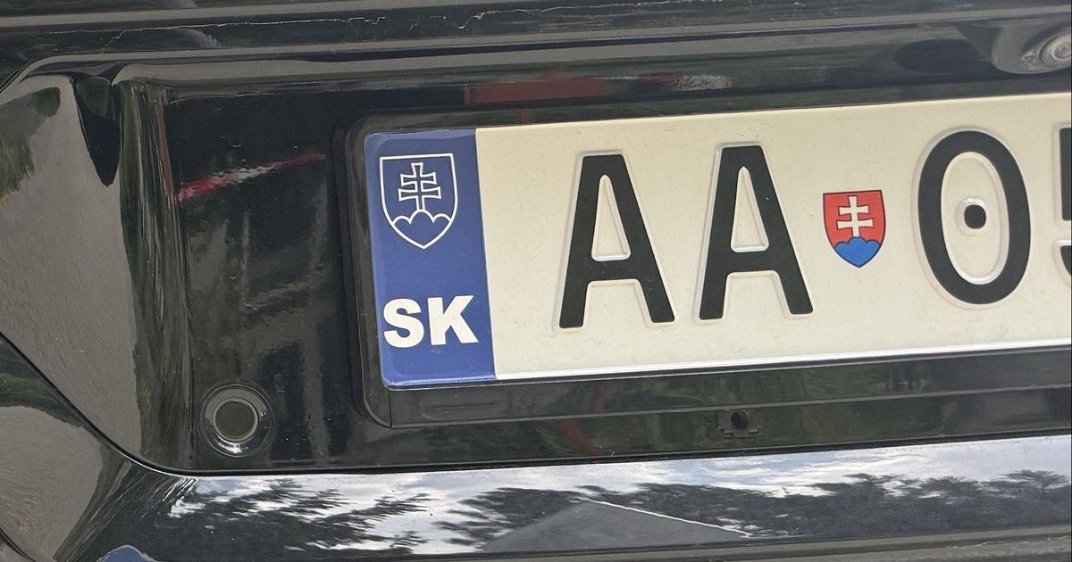 Novy trend Vodici prelepili symbol EU na znackach Policia varuje pred vysokymi sankciami pre majitela