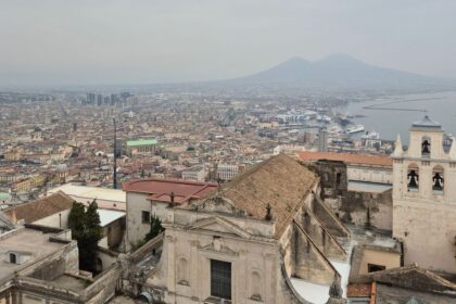 Posvatna pizza a chaos v uliciach Neapola v dialke prach Pompei Viete ze na Capri jazdi specialna lanovka