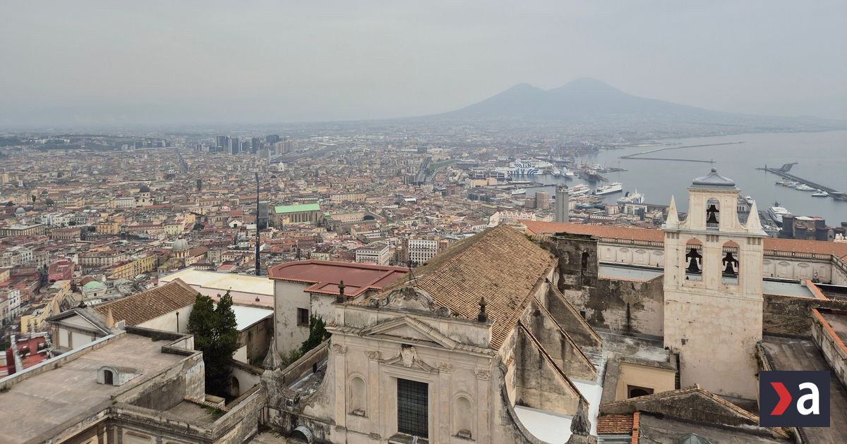 Posvatna pizza a chaos v uliciach Neapola v dialke prach Pompei Viete ze na Capri jazdi specialna lanovka